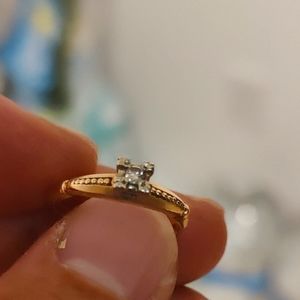 18k gold ring. Small diamond.